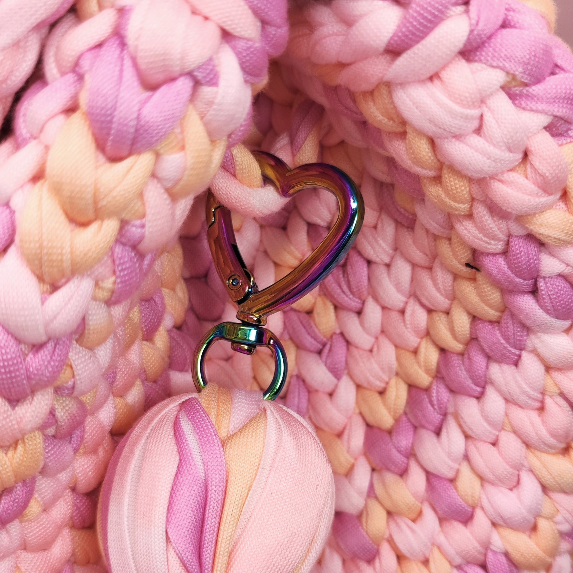 Rucksack_rosa_Regenbogen_Details_Quaste