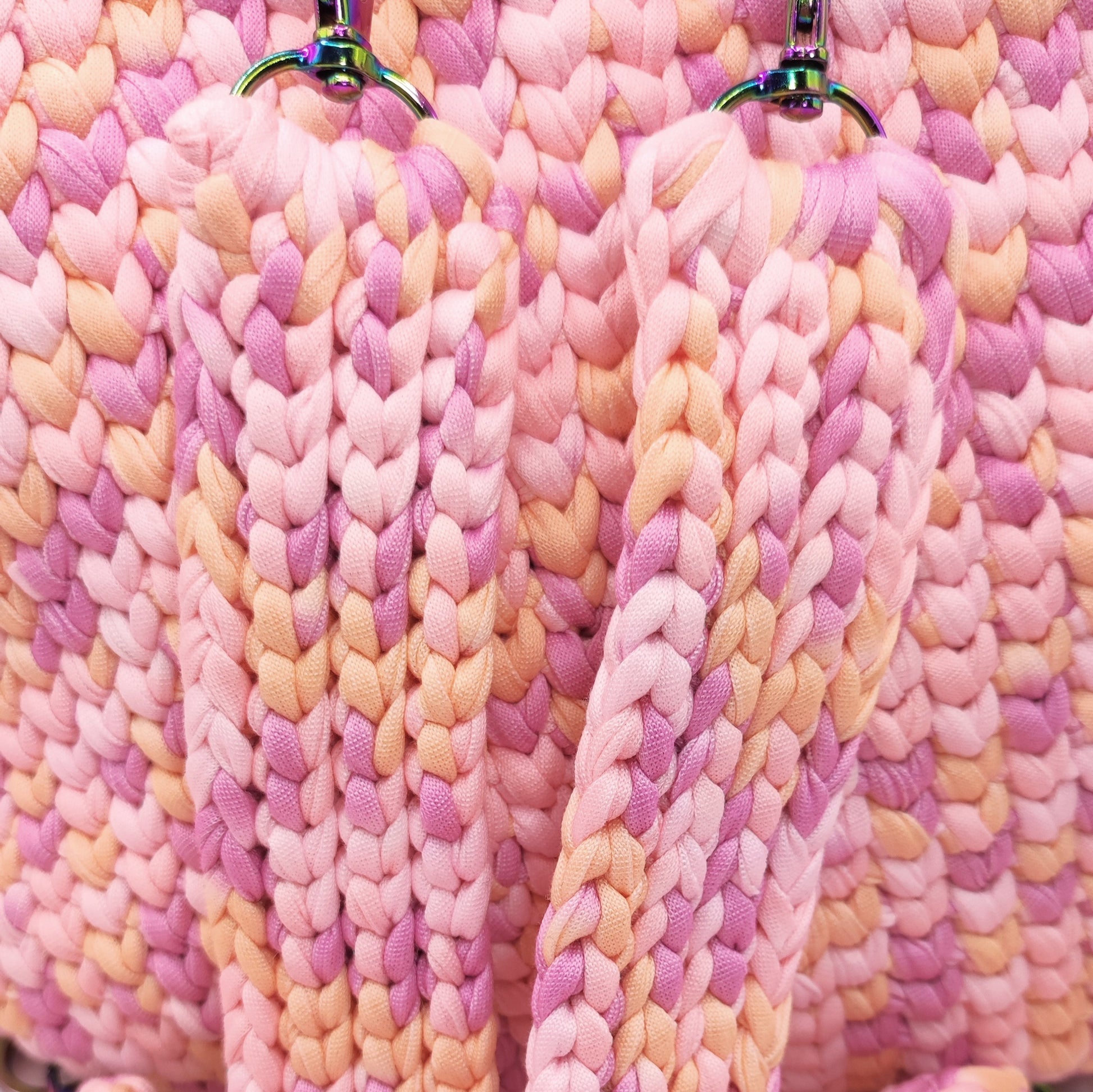 Rucksack_rosa_Regenbogen_Details_Traeger