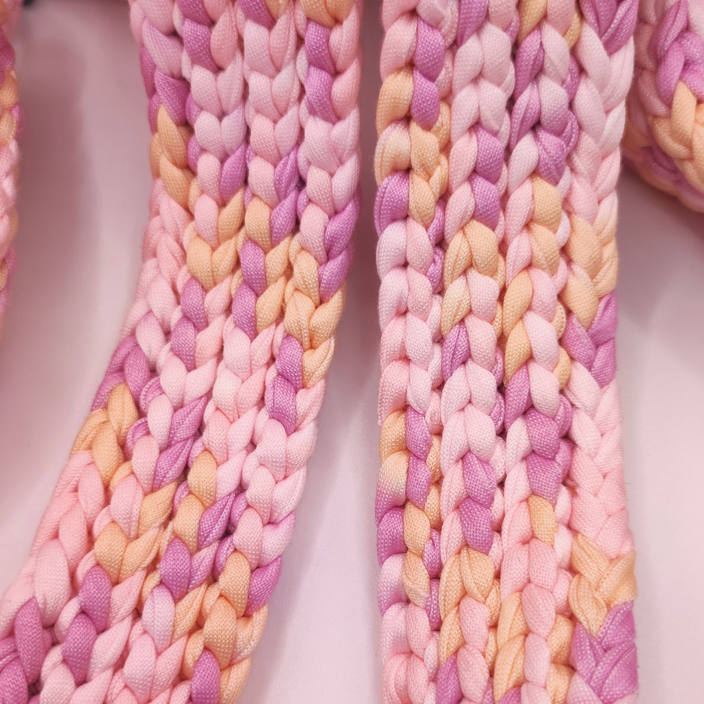 Rucksack_rosa_Regenbogen_Details_Traeger2