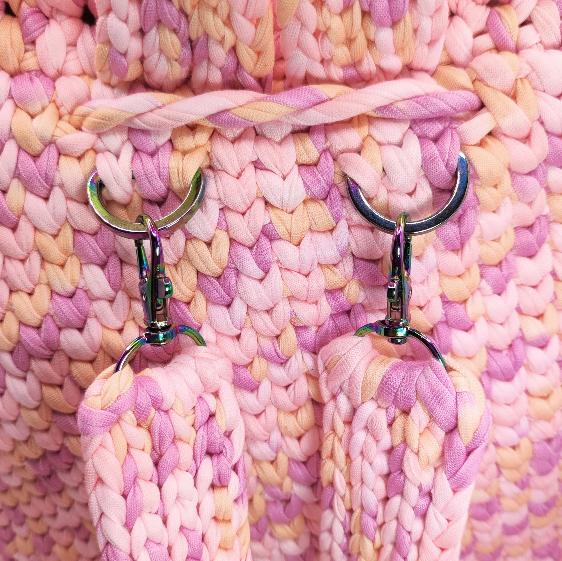 Rucksack_rosa_Regenbogen_Details_Traegeranschluss
