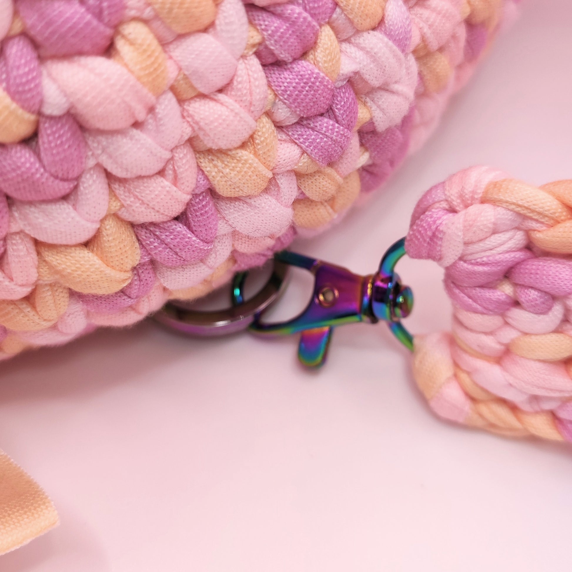 Rucksack_rosa_Regenbogen_Details_Traegerhaken