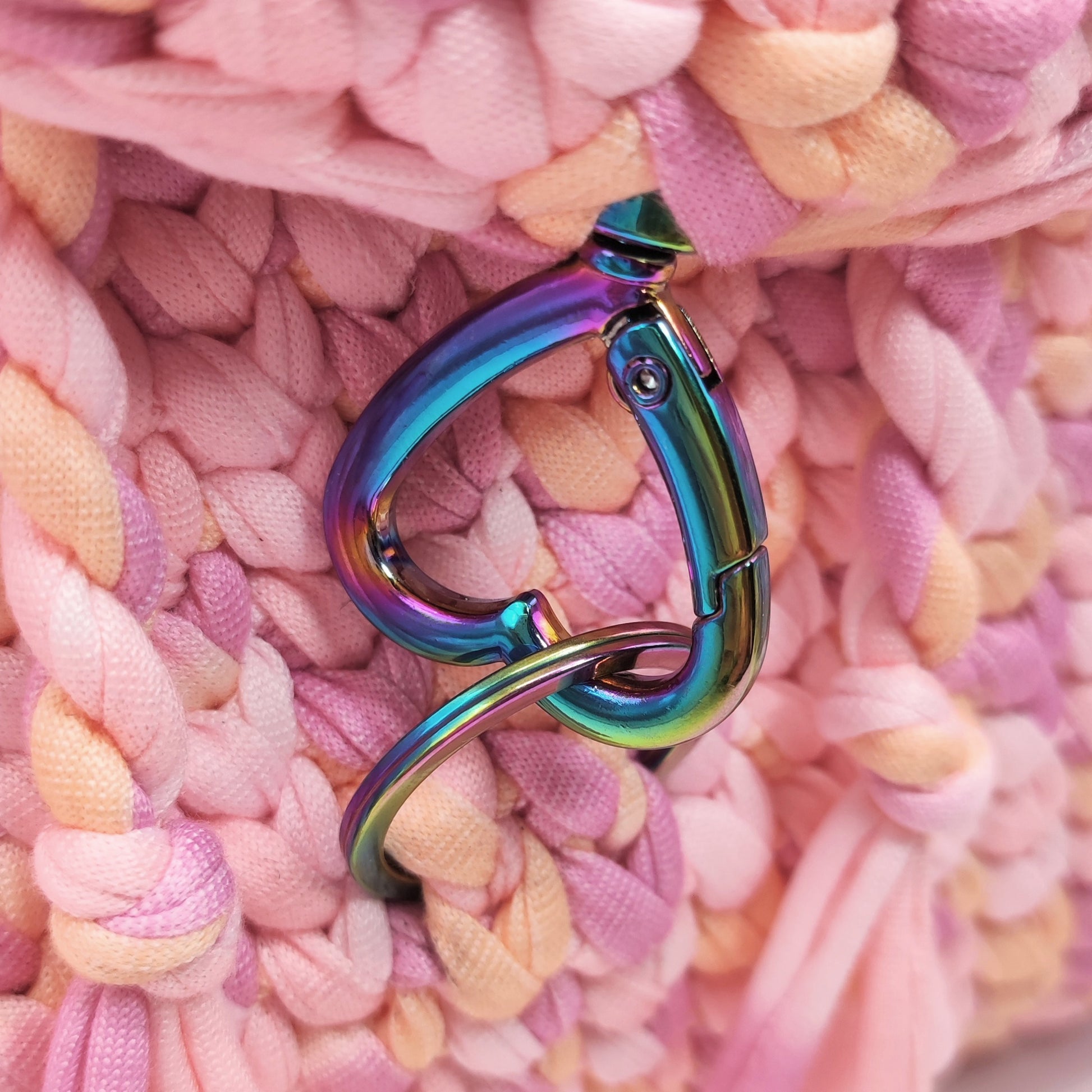 Rucksack_rosa_Regenbogen_Details_Verschluss
