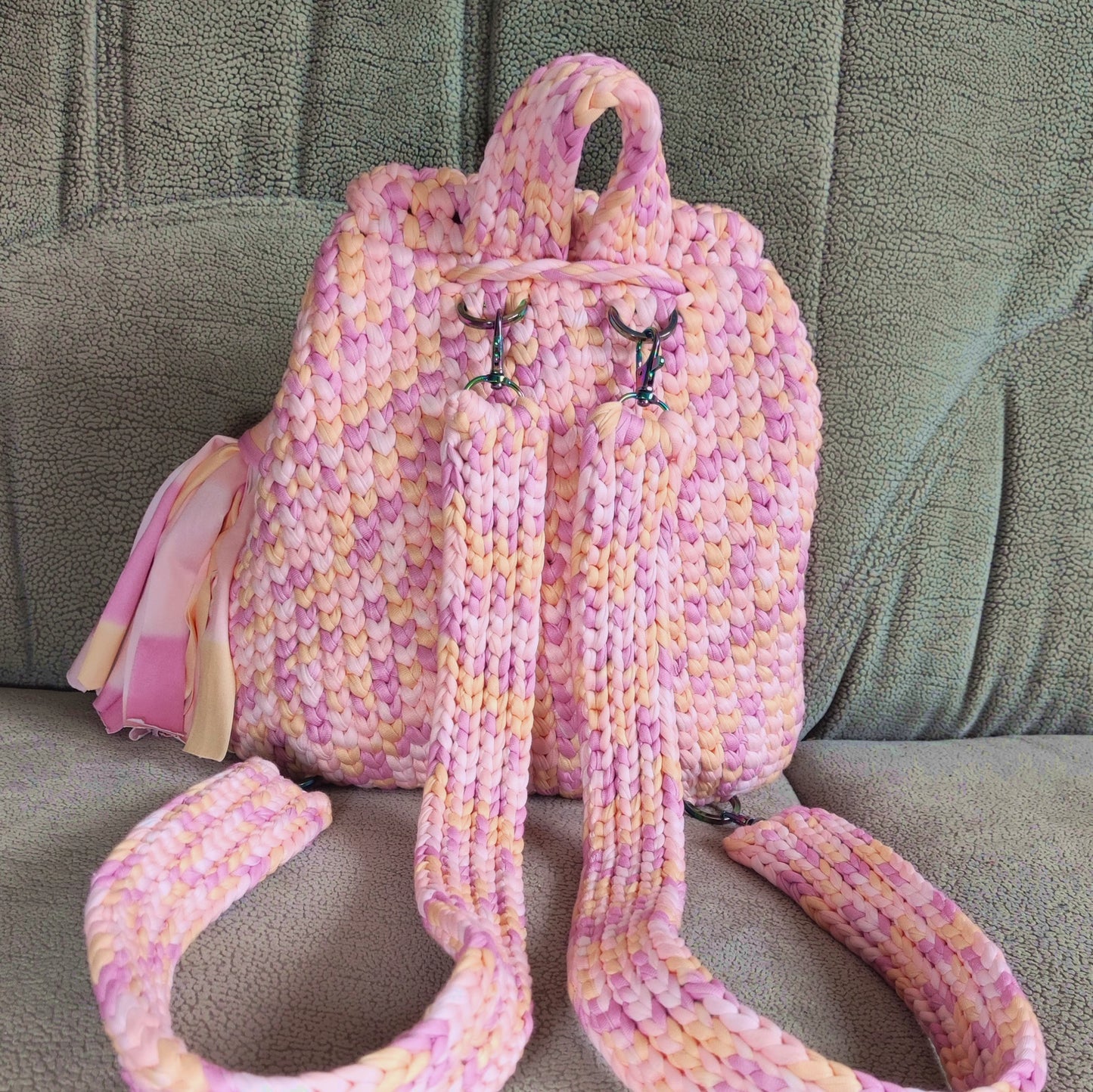 Rucksack_rosa_Regenbogen_hinten