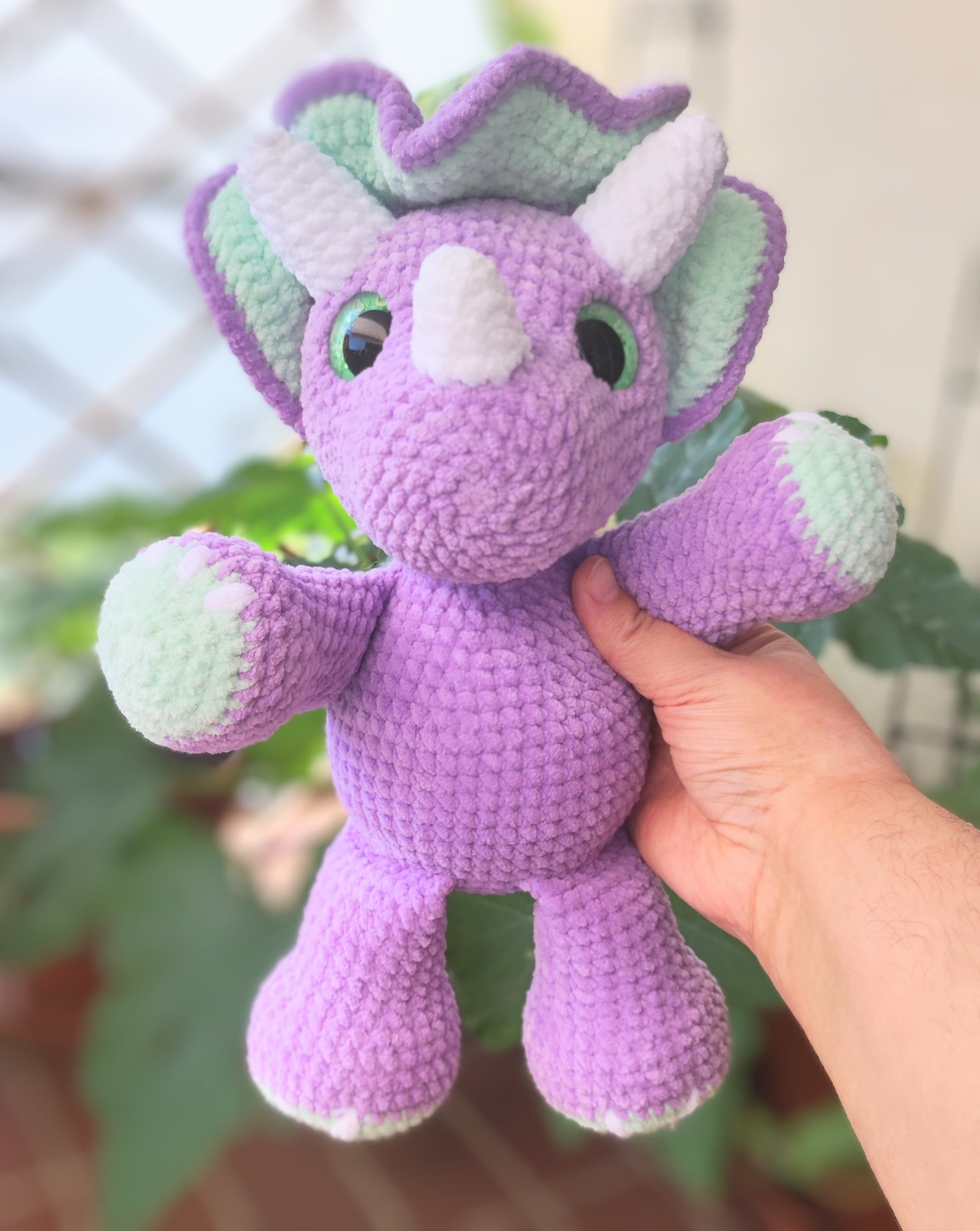 Triceratops_Kuscheltier_Lila_Mint_Front_Stehen