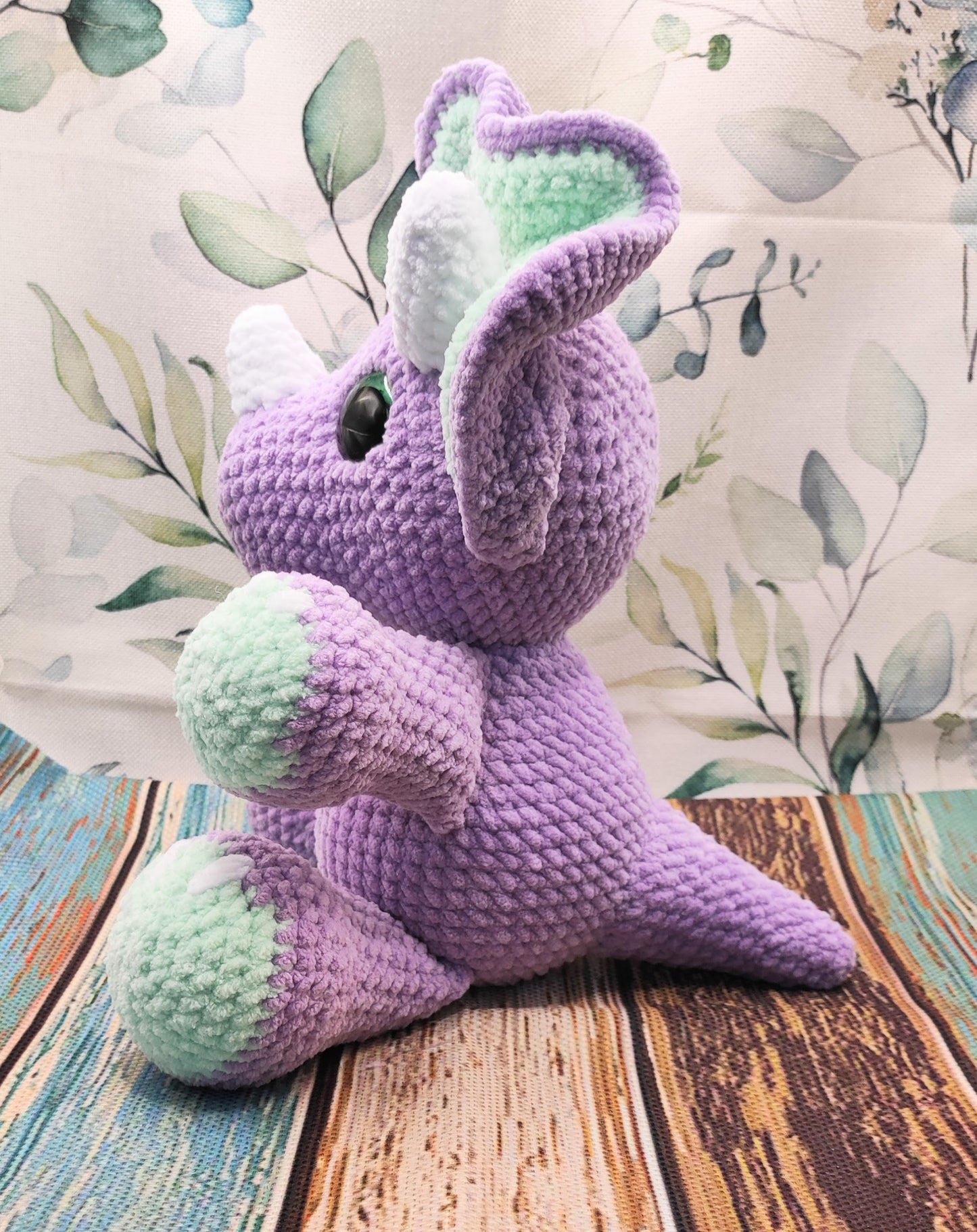 Triceratops_Kuscheltier_Lila_Mint_Seite