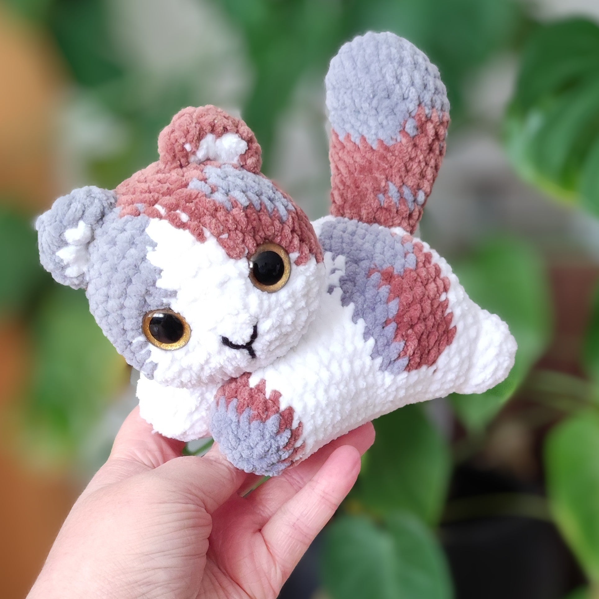 dreifarbige_katze_kuscheltier_calico_schraeg