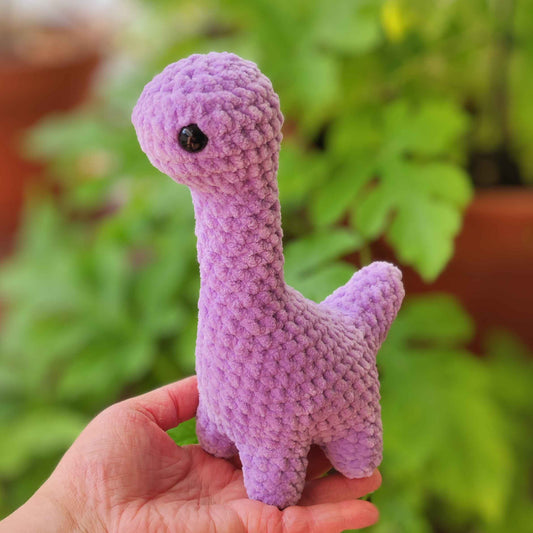 langhals_dino_kuscheltier_lila_schraeg