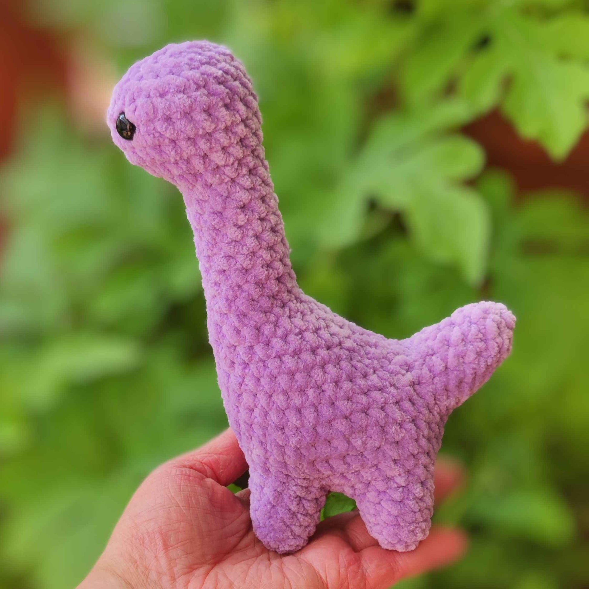 langhals_dino_kuscheltier_lila_seite