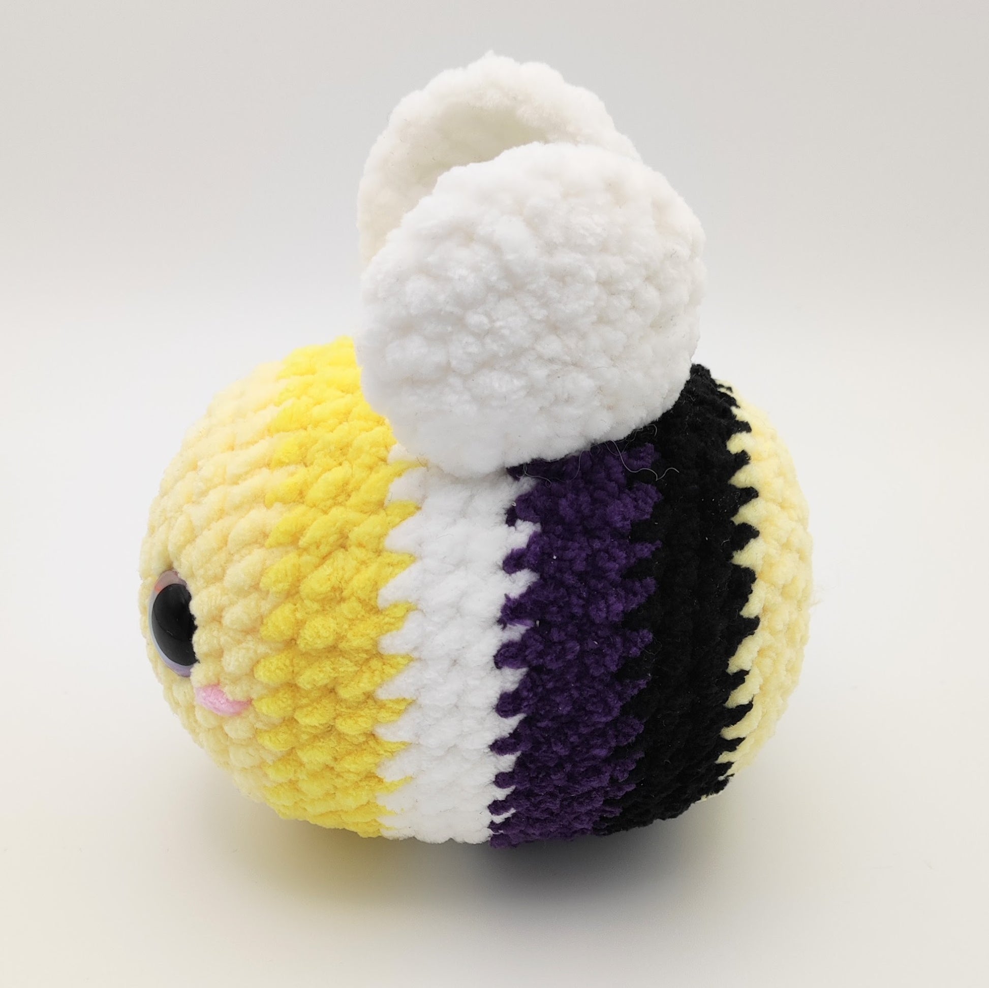 pride_bees_kuscheltier_non_binaer_side