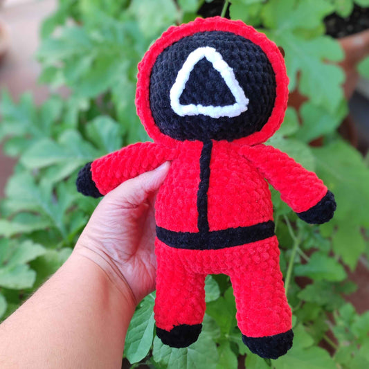 squid_game_wachter_kuscheltier_rot_front