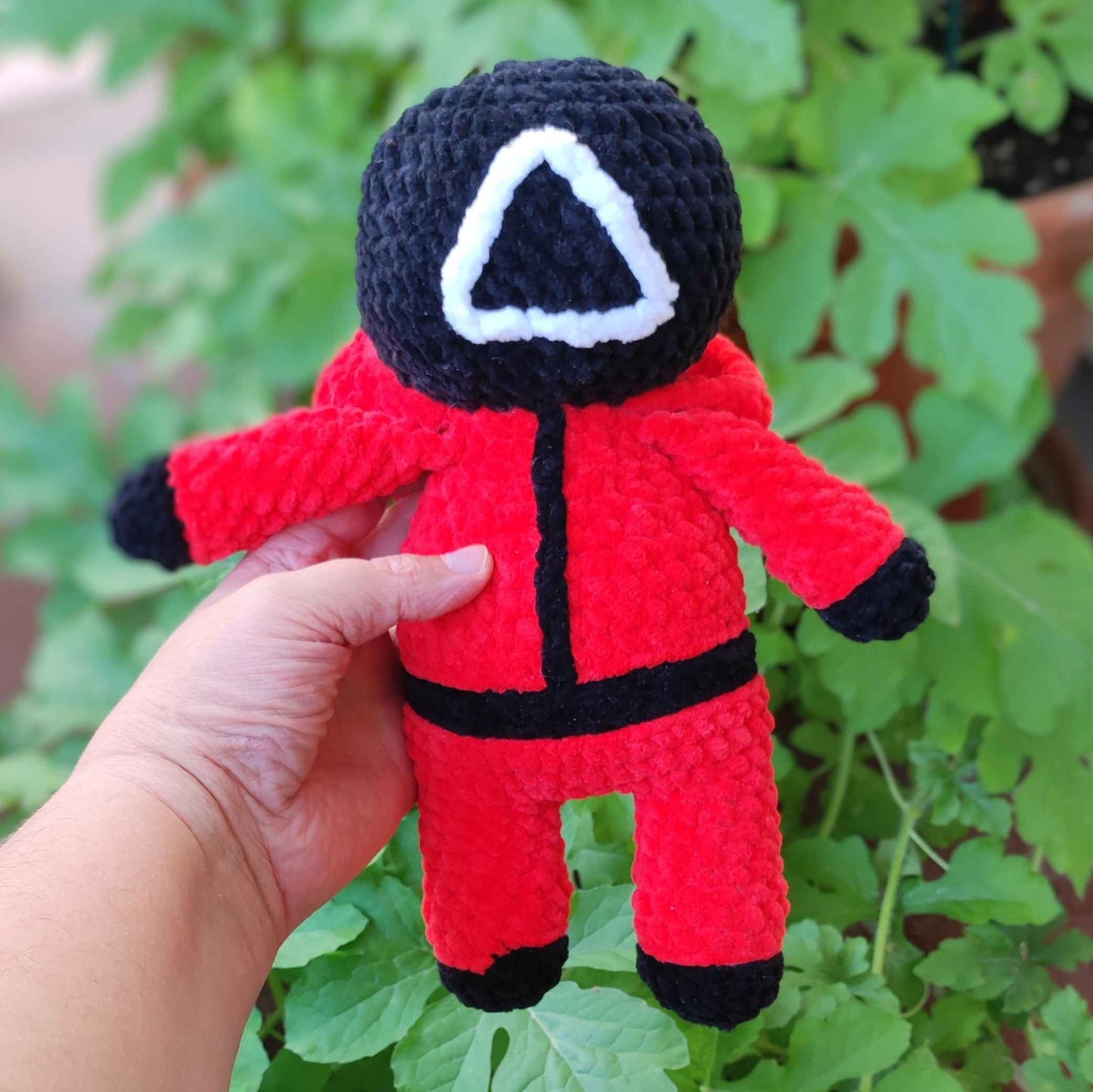 squid_game_wachter_kuscheltier_rot_front2