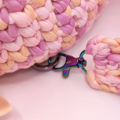 Rucksack_rosa_Regenbogen_Details_Traegerhaken