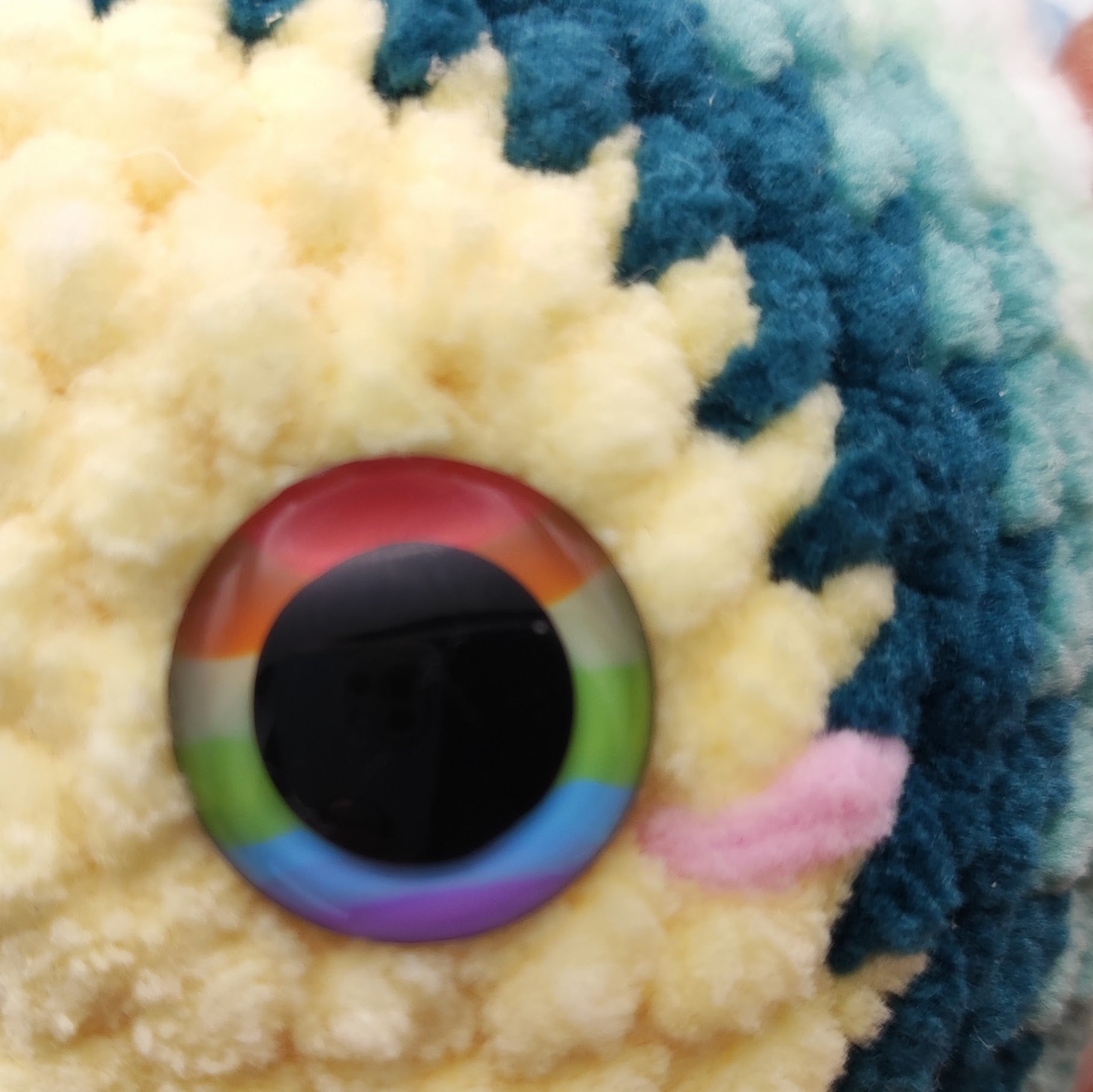 pride_bees_kuscheltier_Regenbogen_auge
