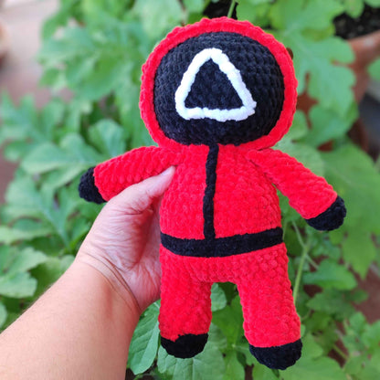 squid_game_wachter_kuscheltier_rot_front